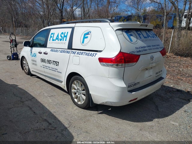 2011 TOYOTA SIENNA 5TDDK3DC7BS021381 Photo 2