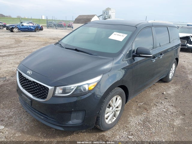 44704132 :رقم المزاد ، KNDMB5C14H6335350 vin ، 2017 Kia Sedona Lx مزاد بيع