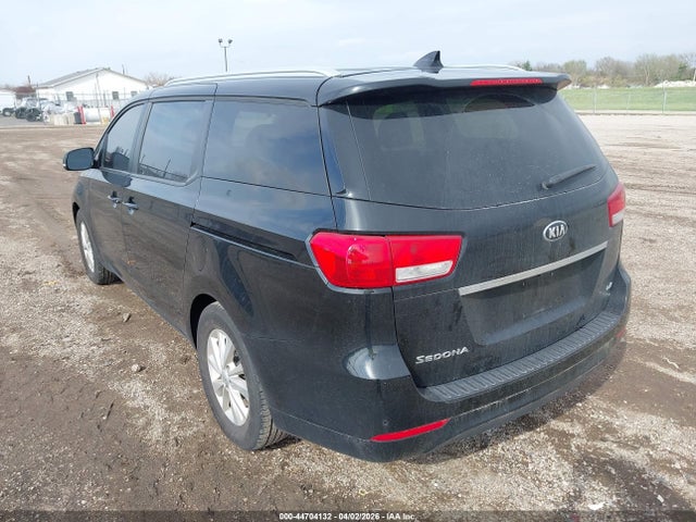 44704132 :رقم المزاد ، KNDMB5C14H6335350 vin ، 2017 Kia Sedona Lx مزاد بيع