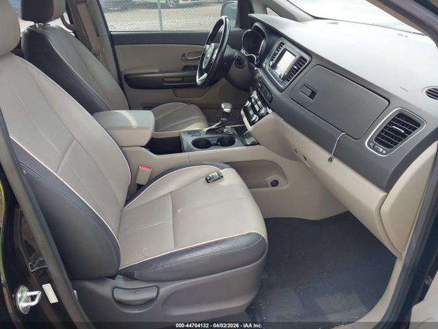 44704132 :رقم المزاد ، KNDMB5C14H6335350 vin ، 2017 Kia Sedona Lx مزاد بيع