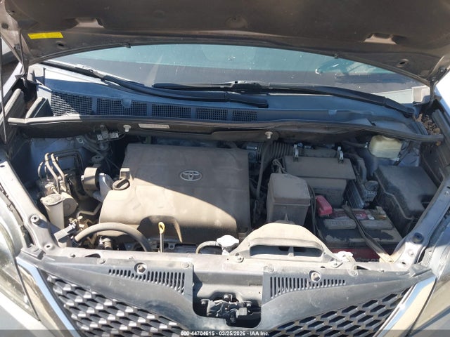 2016 Toyota Sienna Se 8 Passenger მანქანა იყიდება აუქციონზე, vin: 5TDXK3DC8GS700869, აუქციონის ნომერი: 44704615