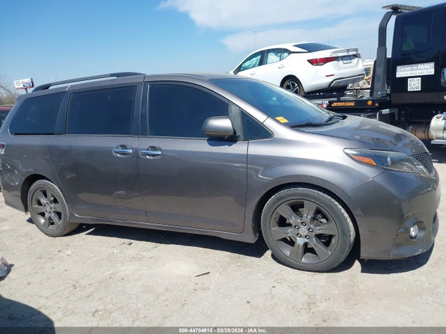 2016 Toyota Sienna Se 8 Passenger მანქანა იყიდება აუქციონზე, vin: 5TDXK3DC8GS700869, აუქციონის ნომერი: 44704615