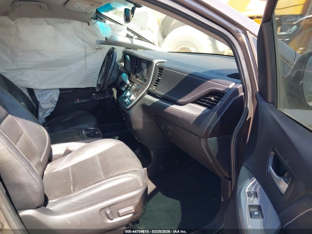 2016 Toyota Sienna Se 8 Passenger მანქანა იყიდება აუქციონზე, vin: 5TDXK3DC8GS700869, აუქციონის ნომერი: 44704615