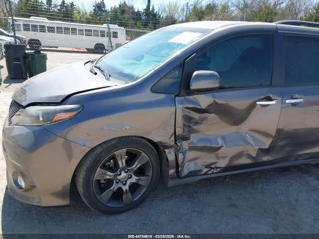 2016 Toyota Sienna Se 8 Passenger მანქანა იყიდება აუქციონზე, vin: 5TDXK3DC8GS700869, აუქციონის ნომერი: 44704615