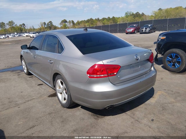 2014 Volkswagen Passat 1.8t Se მანქანა იყიდება აუქციონზე, vin: 1VWBT7A30EC081800, აუქციონის ნომერი: 44706144