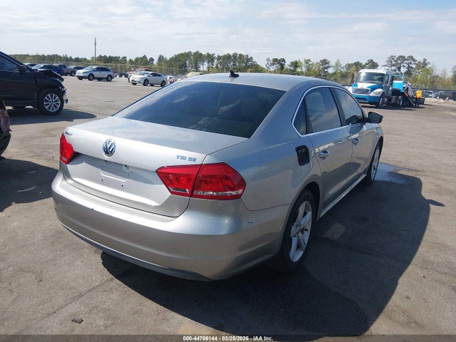 2014 Volkswagen Passat 1.8t Se მანქანა იყიდება აუქციონზე, vin: 1VWBT7A30EC081800, აუქციონის ნომერი: 44706144
