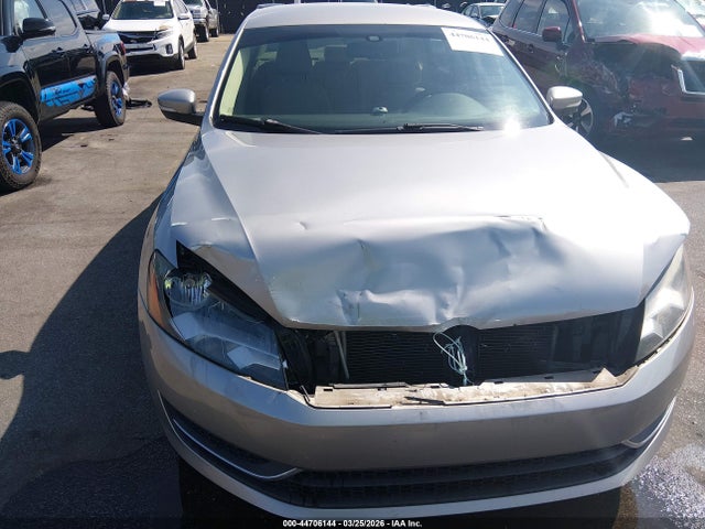 2014 Volkswagen Passat 1.8t Se მანქანა იყიდება აუქციონზე, vin: 1VWBT7A30EC081800, აუქციონის ნომერი: 44706144