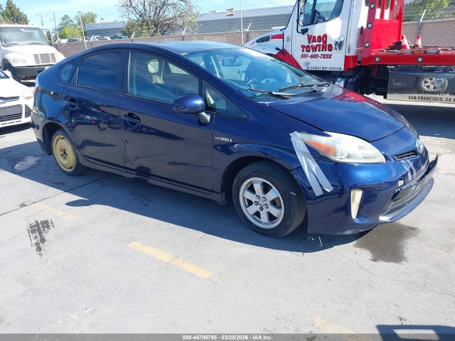 Toyota Prius Two 2015 JTDKN3DU0F2002370 главное изображение