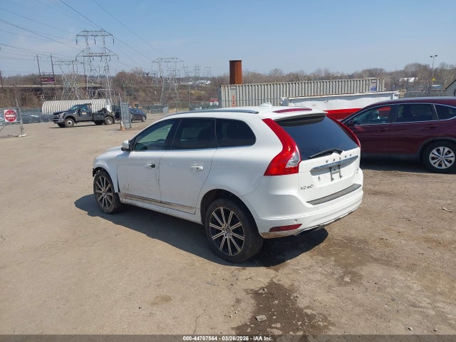 2017 VOLVO XC60 YV449MRU2H2006173 Photo 2