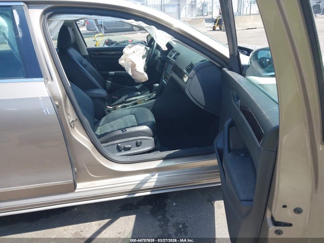 44707639 :رقم المزاد ، 1VWCM7A32FC005112 vin ، 2015 Volkswagen Passat 3.6l V6 Sel Premium مزاد بيع