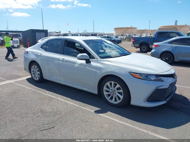 44707871 :رقم المزاد ، 4T1C11AK3NU071317 vin ، 2022 Toyota Camry Le مزاد بيع