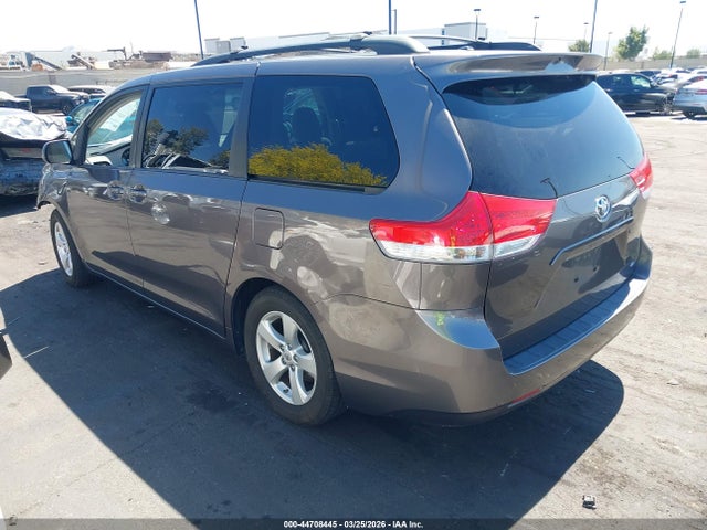 2011 TOYOTA SIENNA 5TDKK3DC6BS053875 Photo 2