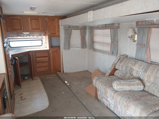 44708790 :رقم المزاد ، 1UJBJ02P711C60216 vin ، 2001 Jayco Eagle مزاد بيع