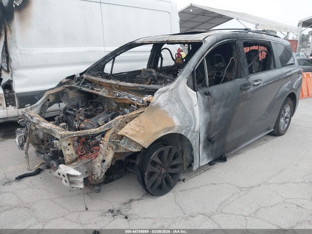 Toyota SIENNA XLE 2021 5TDYRKEC4MS026465 Image 2
