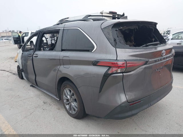 Toyota SIENNA XLE 2021 5TDYRKEC4MS026465 Image 3