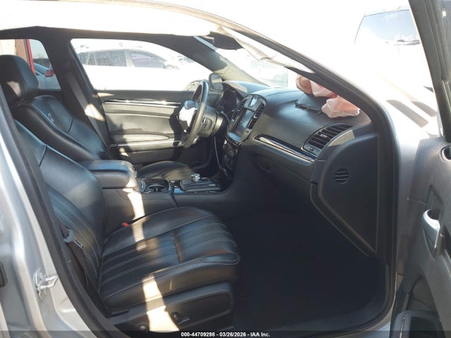 44709298 :رقم المزاد ، 2C3CCABG4PH589973 vin ، 2023 Chrysler 300 300s مزاد بيع