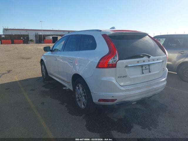 2016 VOLVO XC60 YV4612RKXG2863908 Photo 2