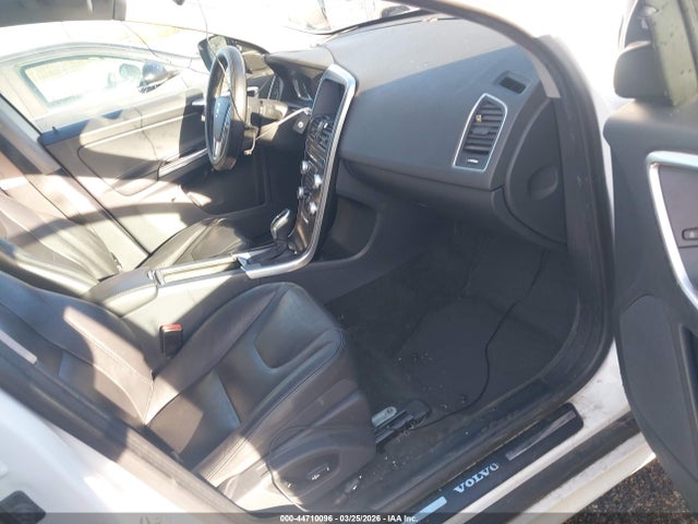 2016 VOLVO XC60 YV4612RKXG2863908 Photo 4