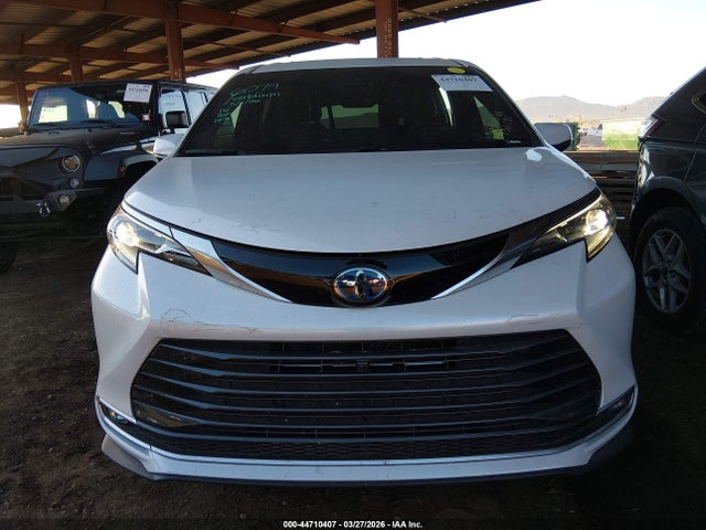 Toyota Sienna Platinum 2025 5TDERKEC6SS256282 Image 13
