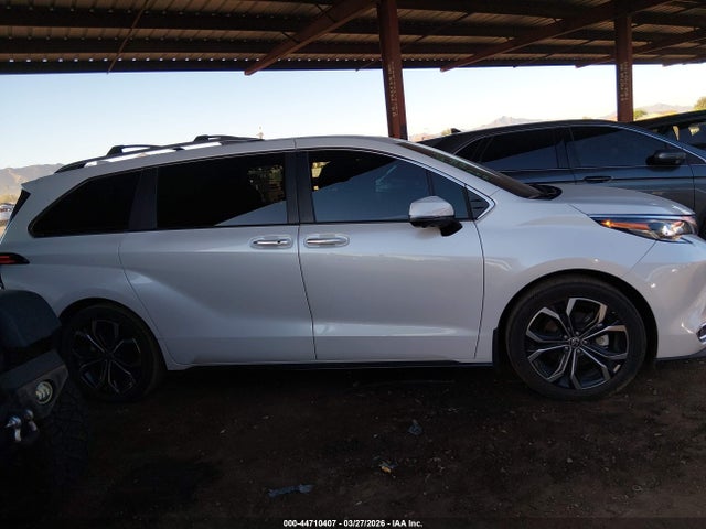 Toyota Sienna Platinum 2025 5TDERKEC6SS256282 Image 14