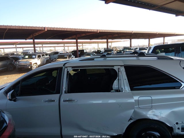 Toyota Sienna Platinum 2025 5TDERKEC6SS256282 Image 15