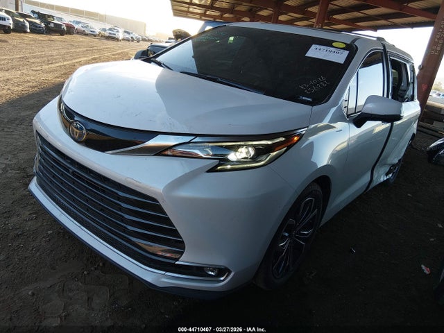 Toyota Sienna Platinum 2025 5TDERKEC6SS256282 Image 2