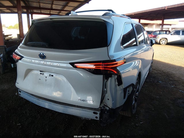 Toyota Sienna Platinum 2025 5TDERKEC6SS256282 Image 4