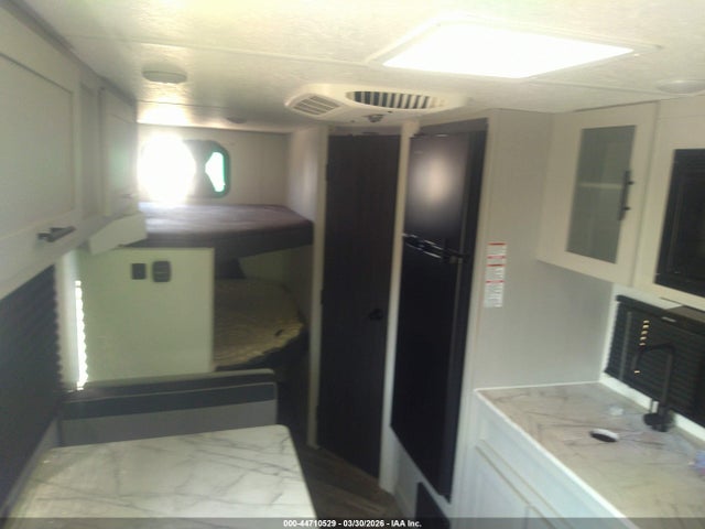 44710529 :رقم المزاد ، 4X4TSMT15NY010755 vin ، 2022 Salem Platinum مزاد بيع