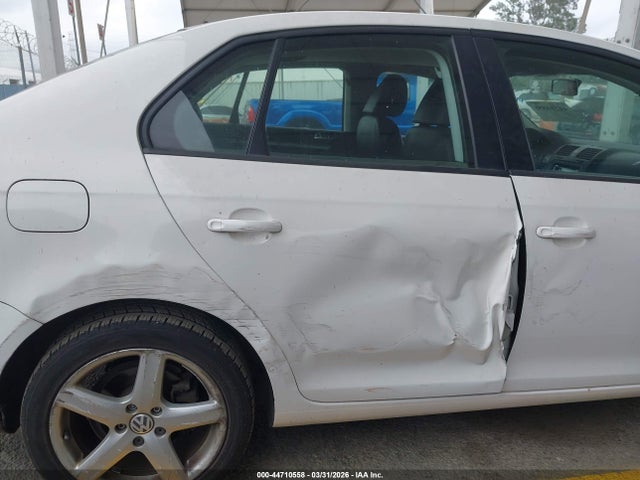 44710558 :رقم المزاد ، 3VWAZ7AJ2AM103989 vin ، 2010 Volkswagen Jetta Limited Edition مزاد بيع