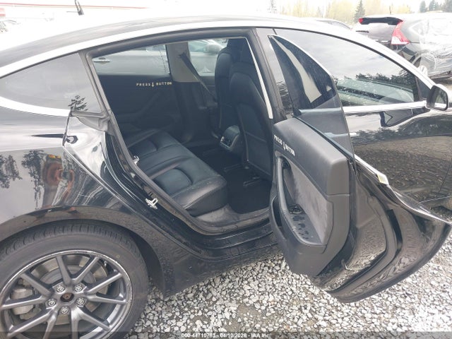 44710783 :رقم المزاد ، 5YJ3E1EA2JF109049 vin ، 2018 Tesla Model 3 Long Range/mid Range مزاد بيع