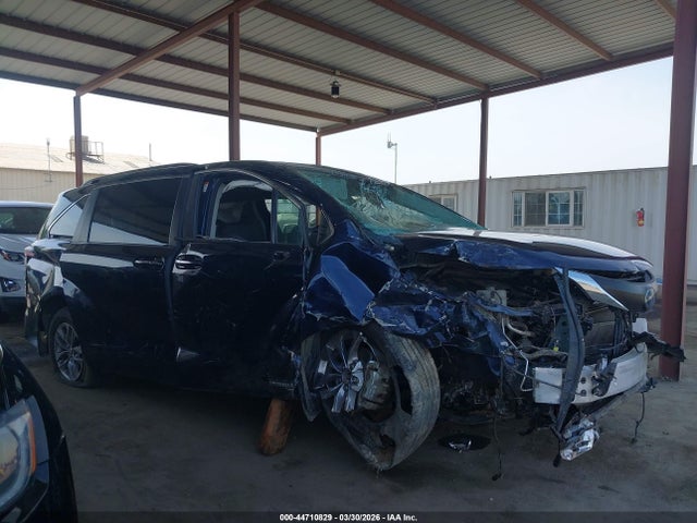 5TDJRKECXMS065367 Toyota SIENNA XLE
