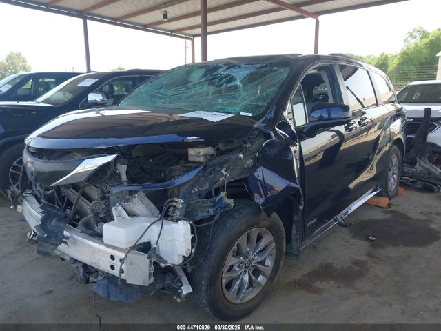 5TDJRKECXMS065367 Toyota SIENNA XLE