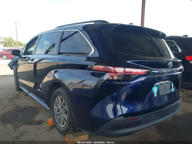 5TDJRKECXMS065367 Toyota SIENNA XLE