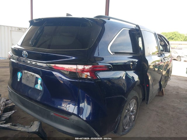 5TDJRKECXMS065367 Toyota SIENNA XLE