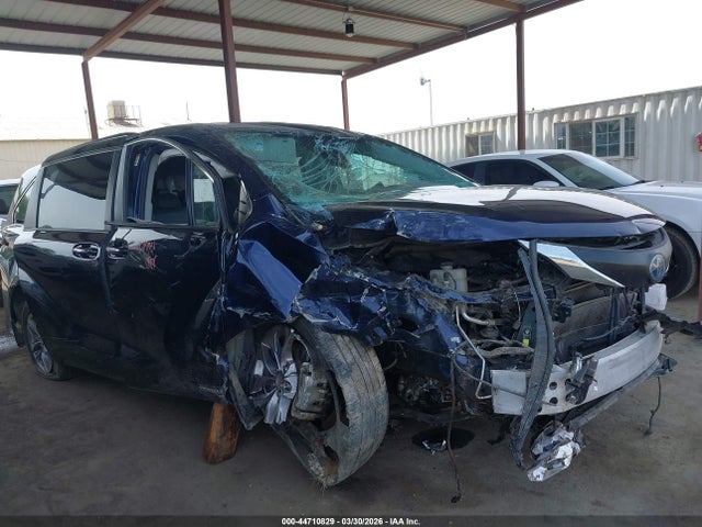 5TDJRKECXMS065367 Toyota SIENNA XLE
