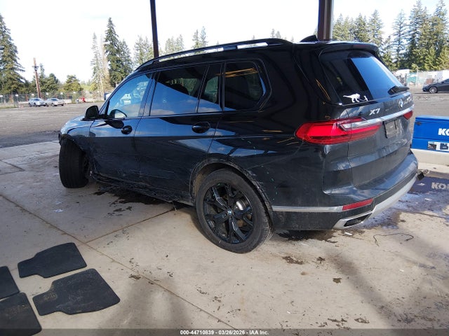 2021 BMW X7 5UXCW2C02M9G63818 Photo 2