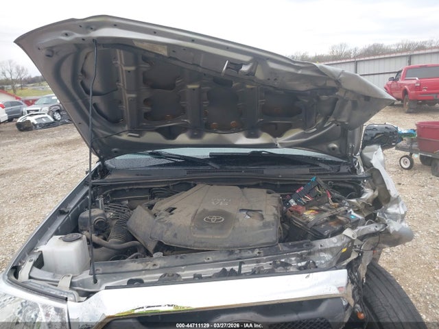 2015 Toyota Tacoma Base V6 მანქანა იყიდება აუქციონზე, vin: 3TMLU4EN1FM164490, აუქციონის ნომერი: 44711129