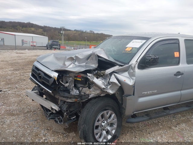 2015 Toyota Tacoma Base V6 მანქანა იყიდება აუქციონზე, vin: 3TMLU4EN1FM164490, აუქციონის ნომერი: 44711129