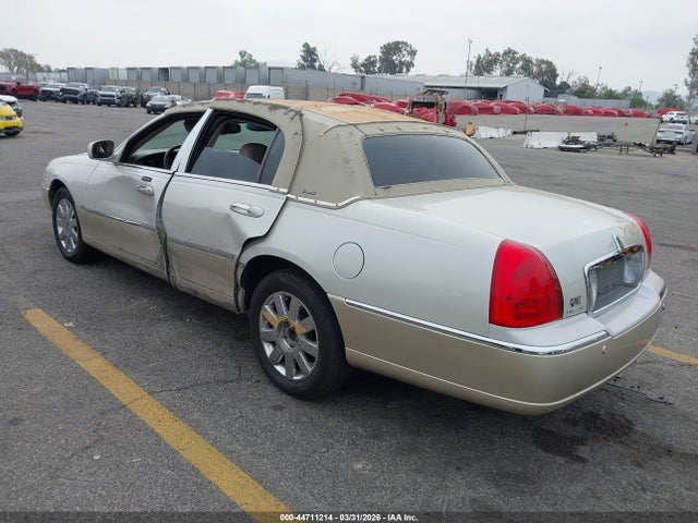 2004 LINCOLN TOWN CAR 1LNHM83WX4Y680112 Photo 2