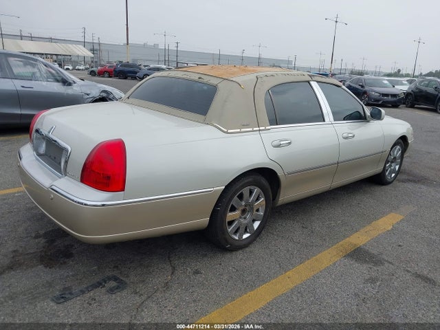2004 LINCOLN TOWN CAR 1LNHM83WX4Y680112 Photo 3