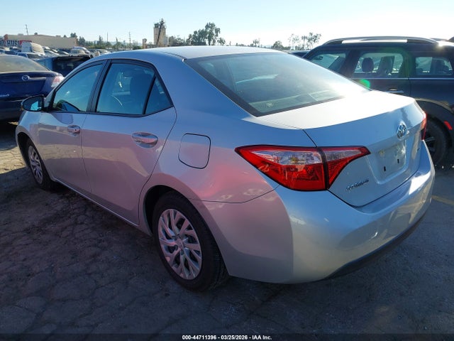 2018 TOYOTA COROLLA 5YFBURHEXJP832728 Photo 2