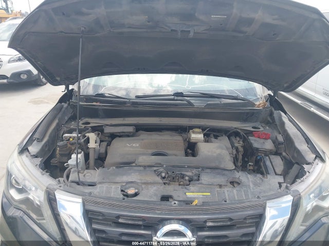 44711784 :رقم المزاد ، 5N1DR2MN4JC677931 vin ، 2018 Nissan Pathfinder S مزاد بيع