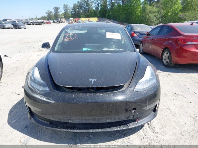 44713538 :رقم المزاد ، 5YJ3E1EA2JF151835 vin ، 2018 Tesla Model 3 Long Range/mid Range مزاد بيع