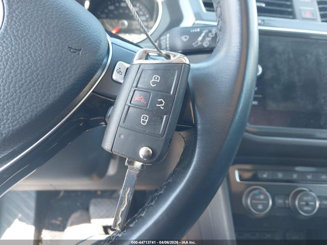 2018 Volkswagen Tiguan 2.0t Se/2.0t Sel მანქანა იყიდება აუქციონზე, vin: 3VV2B7AX8JM113668, აუქციონის ნომერი: 44713741