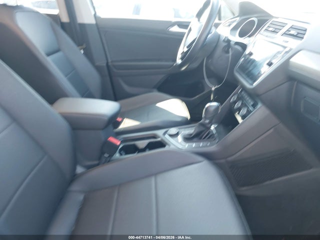 2018 Volkswagen Tiguan 2.0t Se/2.0t Sel მანქანა იყიდება აუქციონზე, vin: 3VV2B7AX8JM113668, აუქციონის ნომერი: 44713741