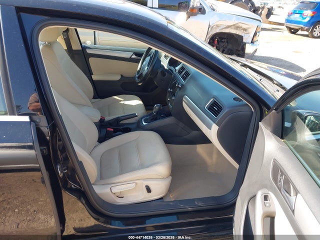 2014 Volkswagen Jetta 1.8t Se მანქანა იყიდება აუქციონზე, vin: 3VWD17AJ9EM390113, აუქციონის ნომერი: 44714026