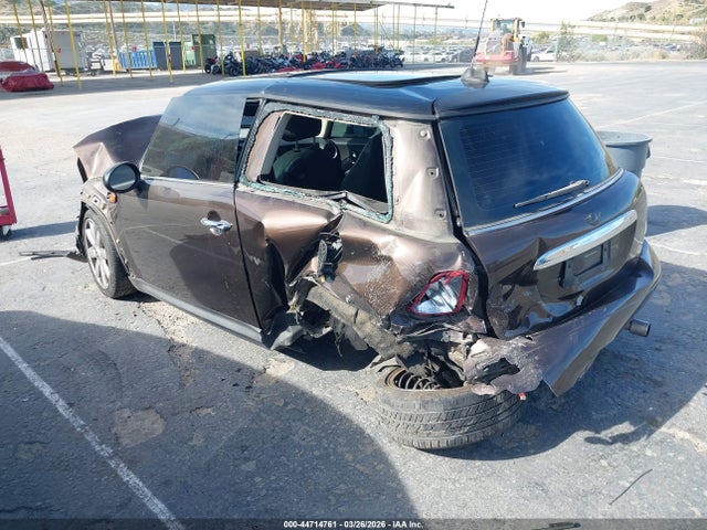 2011 MINI COOPER WMWSU3C59BTX97112 Photo 2