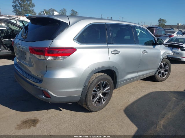 Toyota Highlander Le Plus 2018 5TDBZRFH4JS834061 Image 4
