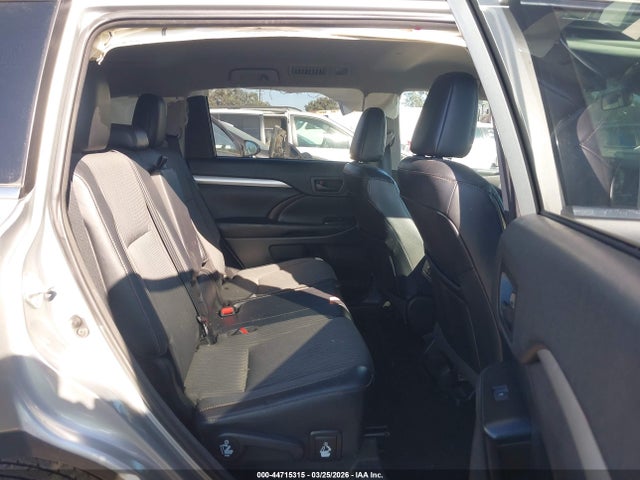 Toyota Highlander Le Plus 2018 5TDBZRFH4JS834061 Image 8