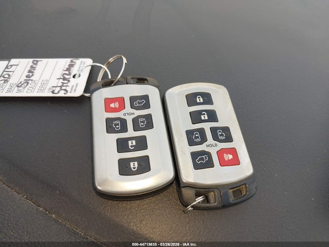 5TDYZ3DC7KS978252 Toyota Sienna Xle 8 Passenger